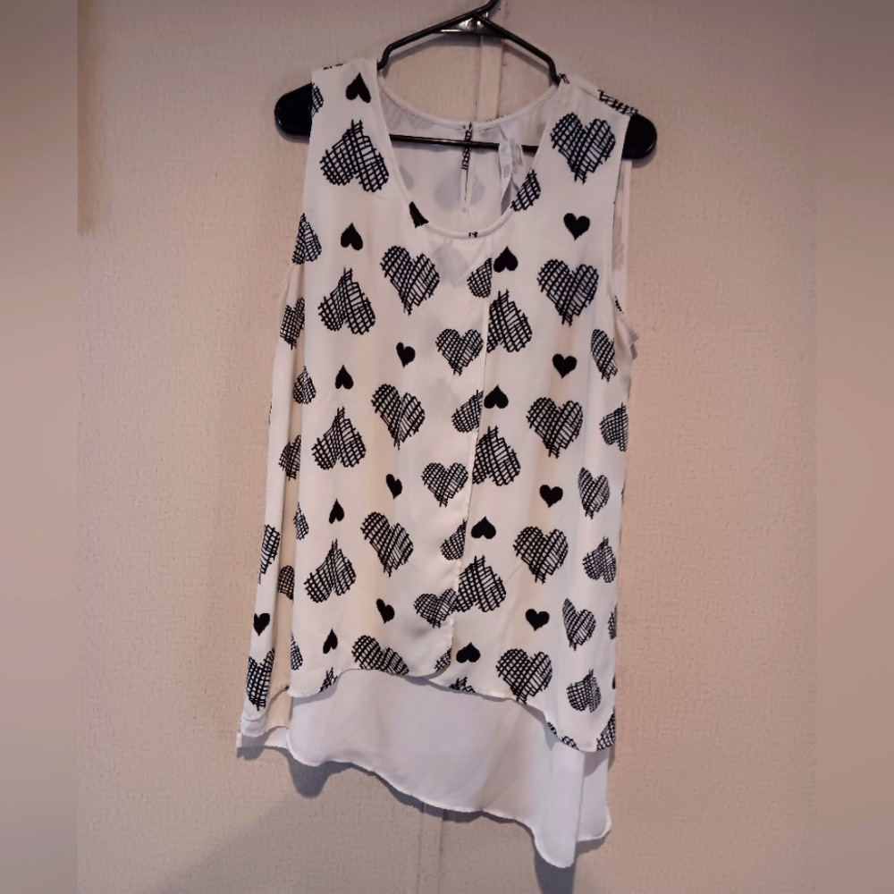 Melissa McCarthy Black and White Heart Tank Top